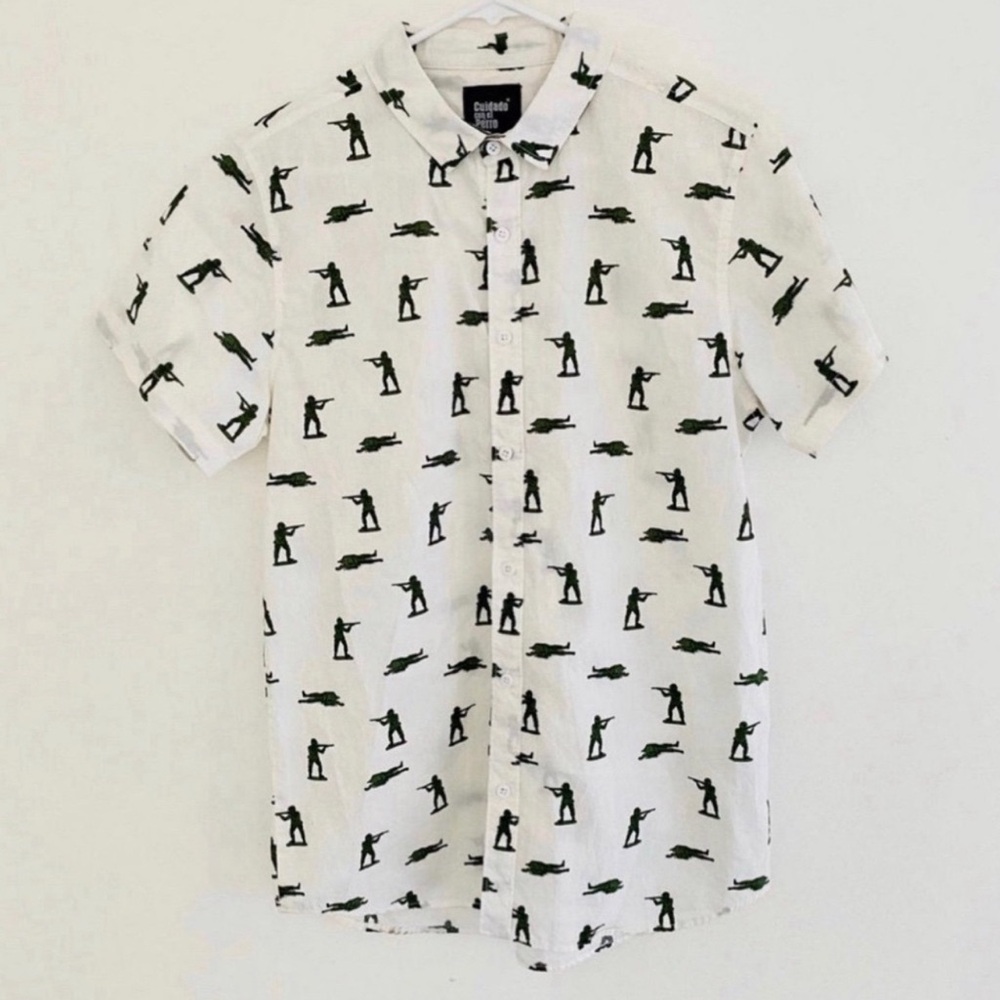 Cuidado con el Perro Toy Soldiers Button Down Medium
